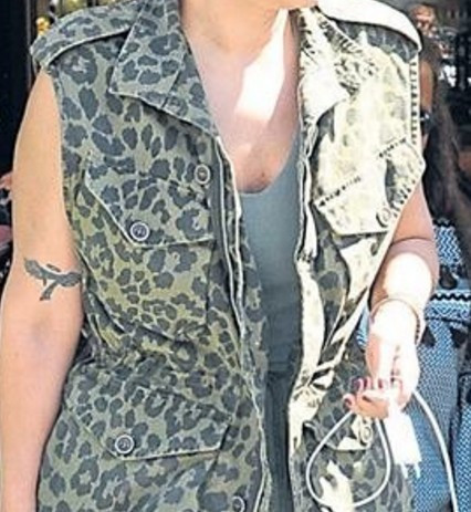 Demet Akalın'ın üzerinde taşıdıkları dudak uçuklattı! - Resim: 3