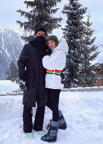 Şeyma Subaşı yataktaki halleriyle 'yok artık' dedirtti öpüşme anlarını da yayınlamıştı - Resim: 1