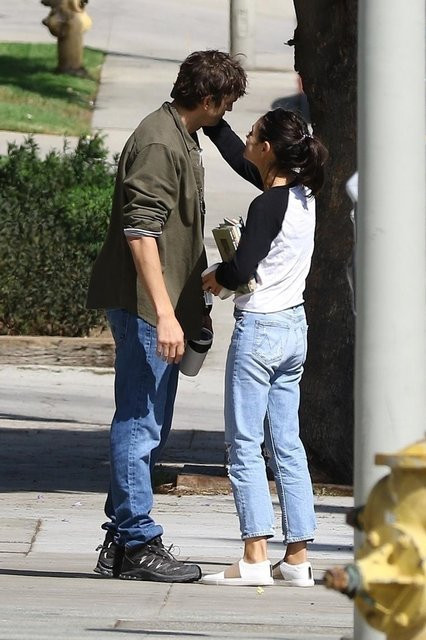 Ünlü çift sokak ortasında dudak dudağa öpüşürken yakalandı! - Resim: 3