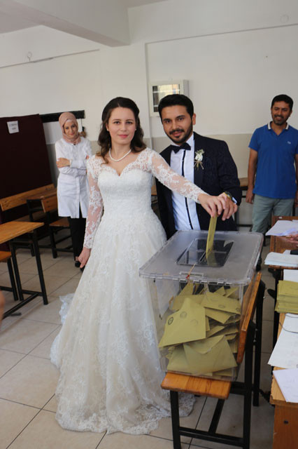 Gelinliğiyle oy kullandı 'Aşk ittifakı'yla salondan ayrıldı - Resim: 4