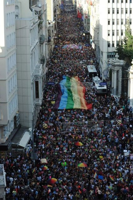Eşcinsellerden Taksim'de renkli yürüyüş - Resim: 2