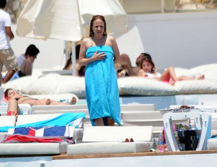 Ayşe soluğu Çeşme'de aldı - Resim: 2