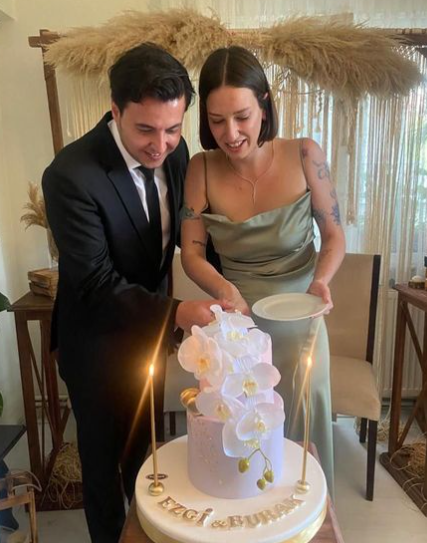 Güldür Güldür Show oyuncusu Burak Topaloğlu nişanlandı! Nişanlısını görenler hayran kaldı - Resim: 1