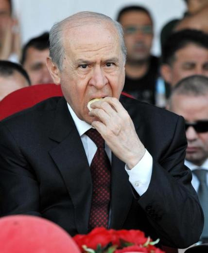 Bahçeli'den parmak tokalaşması - Resim: 4