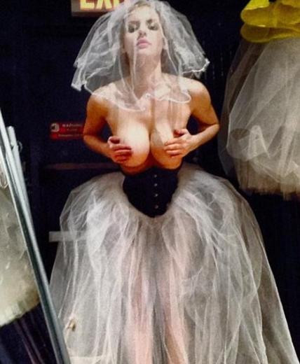 Cadılar bayramının üstsüz gelini - Resim: 2