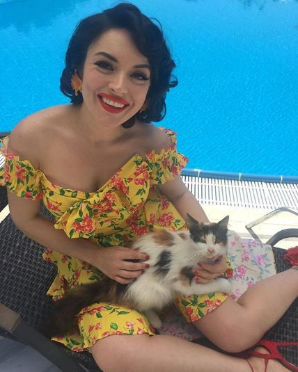 Ezgi Mola bu kareyle sosyal medyayı salladı 'Nasıl yer o öyle' - Resim: 2