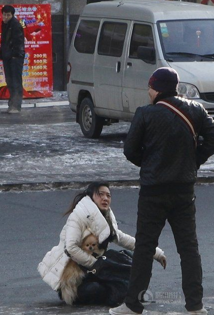 Kadını sokak ortasında saçlarından sürükledi - Resim: 3
