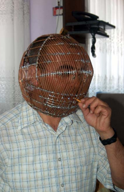 Sigara içmemek için başını kafese kilitliyor! - Resim: 1