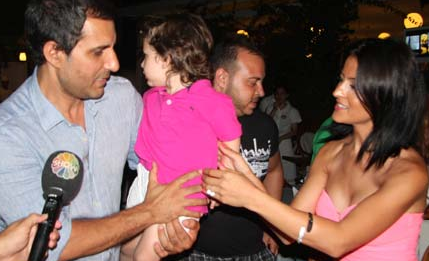 Oğluyla ilk kez görüntülendi - Resim: 4