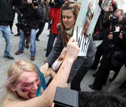 Polis FEMEN'e böyle müdahele etmiş - Resim: 4