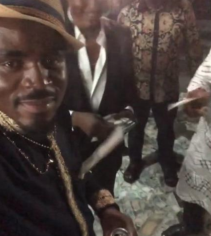 Emenike'den yeni evinde çılgın parti! Paralar havaya saçıldı - Resim: 3