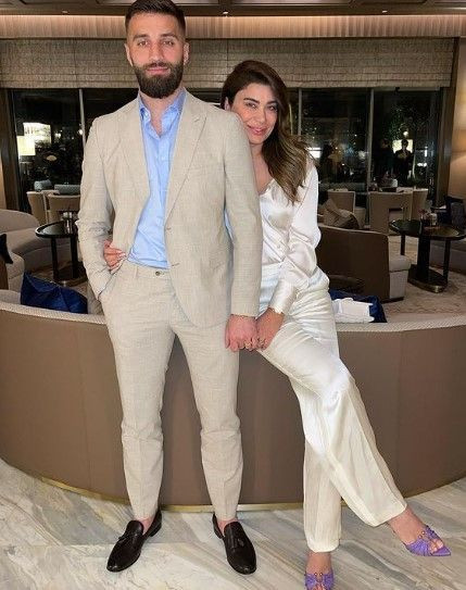 Ebru Şancı'ya eşi Alparslan Öztürk'ten dekolte uyarısı! Eliyle kıyafetini kapattı, olay oldu! - Resim: 1