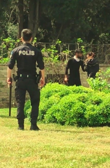 Parkta boşanmak üzere karısının boğazına bıçak dayadı! Polis son anda kurtardı - Resim: 1