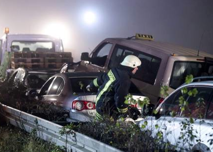 Zincirleme kazada 52 araç birbirine girdi - Resim: 2