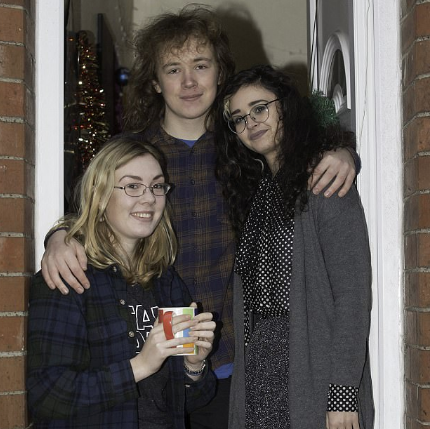 3 birbirinin sevgilisi bir ilişkiyi yaşıyorlar dördüncüyü arıyorlar - Resim: 3