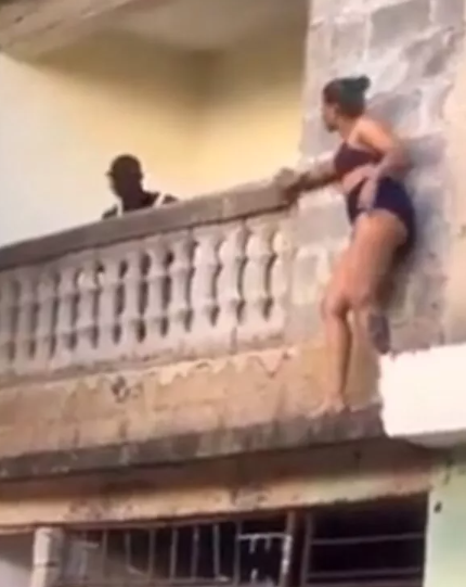 Yasak aşk yaşadığı adamın eşi eve gelince olanlar oldu! Yarı çıplak halde balkonun ucunda saklandı - Resim: 0