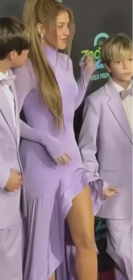 Shakira galada ter döktü! Eteği yüzünden sosyal medya karıştı... - Resim: 1