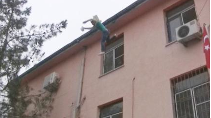 Üçüncü kattan böyle atladı - Resim: 4