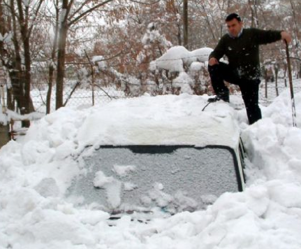 Minibüsünü kar altından çıkaramadı  - Resim: 3
