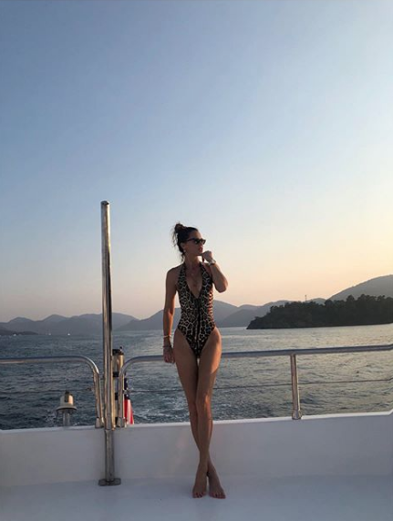 Bikinili fotoğraflarını paylaşan Ebru Şallı sosyal medyanın diline düştü! Photoshopu fazla kaçırdı - Resim: 2