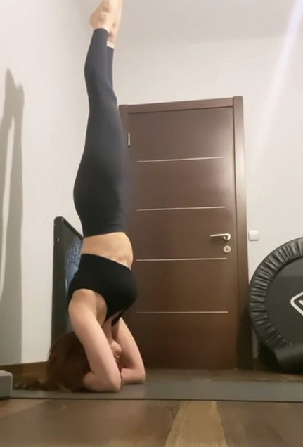 Mine Tugay'ın ev pratikleri herkesi şaşırttı amuda kalktığı video olay! - Resim: 3