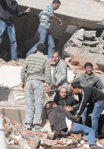 Depremzedelerin suyunu sattı - Resim: 3