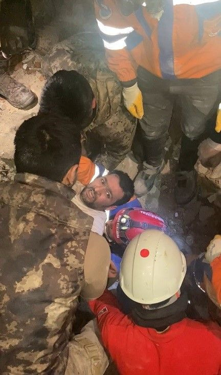 Enkazda tam 167 saat kaldı yürüyerek çıktı! İlk sözleri ve tepkisi önce ağlattı sonra güldürdü - Resim: 4