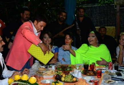 Diva'nın çantasından çıkana bak! - Resim: 2