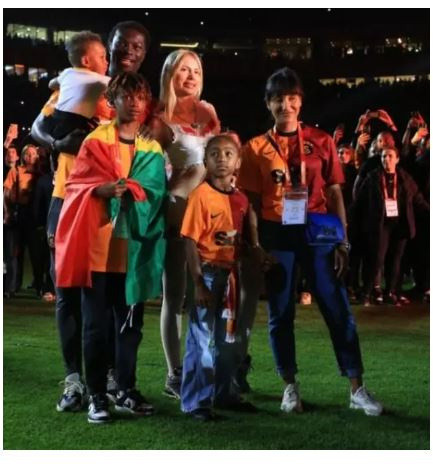 Gomis, Aleyna Tilki ile sahnede! Spikerlerin diyaloğu gündem oldu - Resim: 0