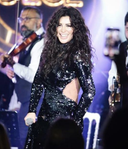 Hamdi Alkan'ın eşi Selen Görgüzel derin dekoltesiyle yürek hoplattı - Resim: 4