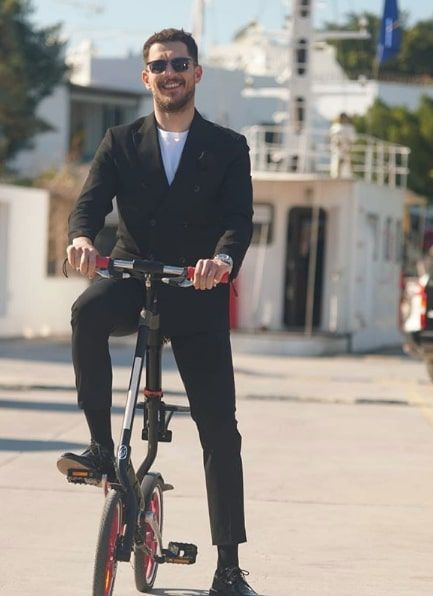 Uraz Kaygılaroğlu Cemre Ebüzziya'yı öpmeye doyamadı! Yeni sevgilisi bakın kim - Resim: 3