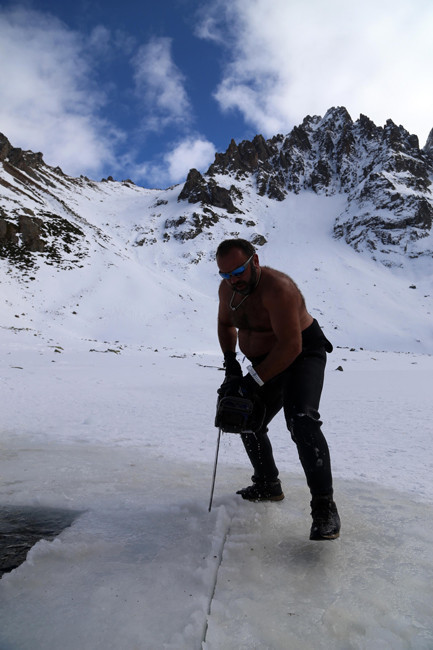 Önce buzu kestiler sonra dondurucu soğukta yüzdüler - Resim: 4