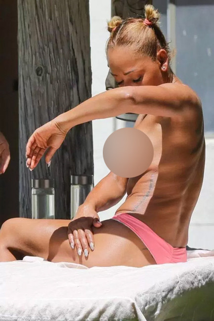 Ünlü şarkıcı çırılçıplak güneş karşı sere serpe uzandı oralı bile olmadı - Resim: 2