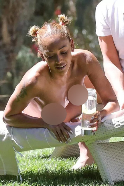 Ünlü şarkıcı çırılçıplak güneş karşı sere serpe uzandı oralı bile olmadı - Resim: 3