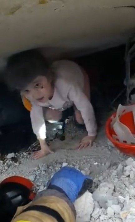 9 saatte 2 büyük deprem 10 ili vurdu! Ekipler seferber oldu: Enkaz altından saatler sonra kurtarıldılar! - Resim: 4