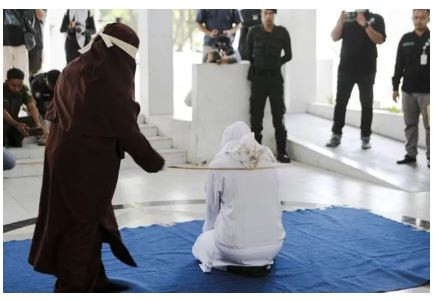 Endonezya'da evli olmayan çift ifşa edildi! Kalabalığın önünde kırbaçlandılar - Resim: 1