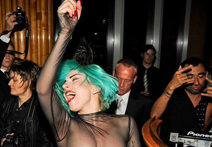 Lady Gaga birkez daha sınır tanıdı - Resim: 3