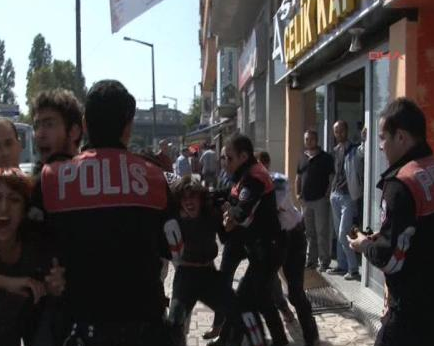 AK Parti ilçe binası önünde arbede - Resim: 2