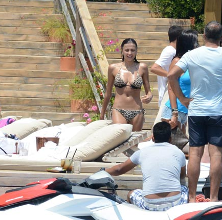 Özge Ulusoy'un şaşırtan göbek deliği - Resim: 3