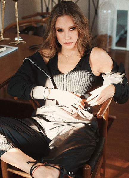 Serenay Sarıkaya'nın bacak dekoltesi sosyal medyaya damga vurdu! - Resim: 3