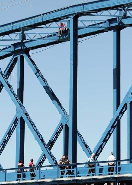 İntihar manzaralı düğün fotoğrafı - Resim: 2