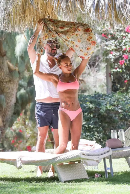 Ünlü şarkıcı çırılçıplak güneş karşı sere serpe uzandı oralı bile olmadı - Resim: 1