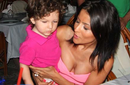 Oğluyla ilk kez görüntülendi - Resim: 1