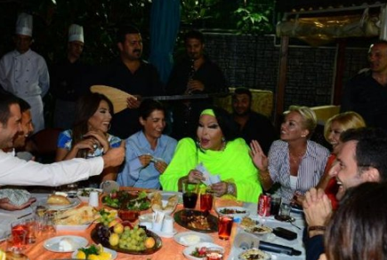 Diva'nın çantasından çıkana bak! - Resim: 1