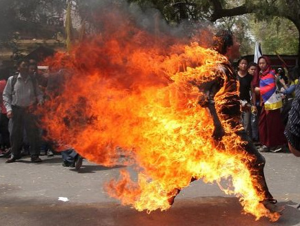 Tibetli kendini yaktı - Resim: 4