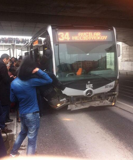Metrobüs kaza yaptı yaralılar var - Resim: 4