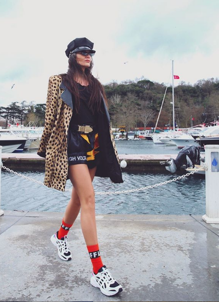 Eda Taşpınar mayolu ev haliyle ortalığı salladı cesur pozunu havada verdi - Resim: 1