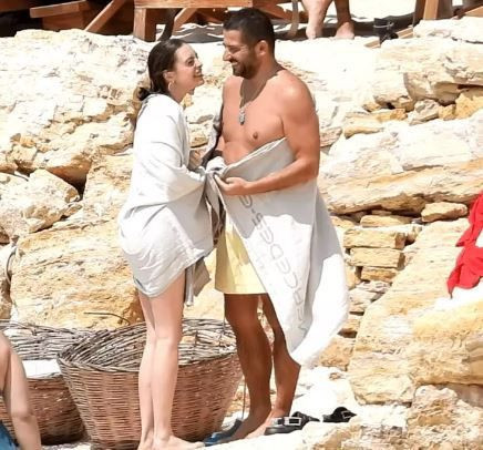 Melis Sezen sevgilisini öpmeye doyamadı! Leoparlı bikinisiyle pozlar verdi yorum yağdı - Resim: 3