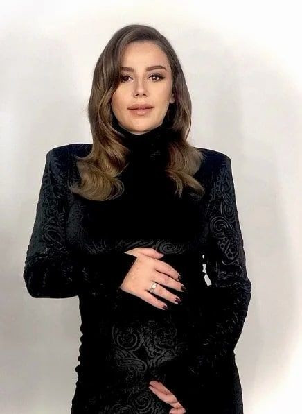 Merve Özbey kızını kucağına aldı ilk kez anne oldu ismini bakın ne koydu - Resim: 3