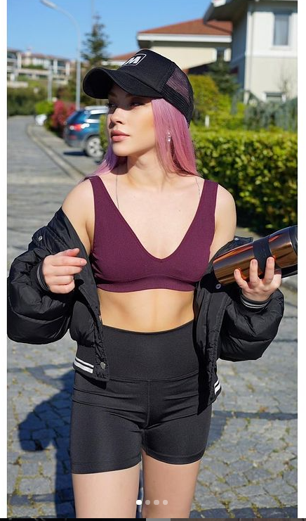 Spora başlayan Ece Seçkin, karın kaslarını sergiledi - Resim: 4